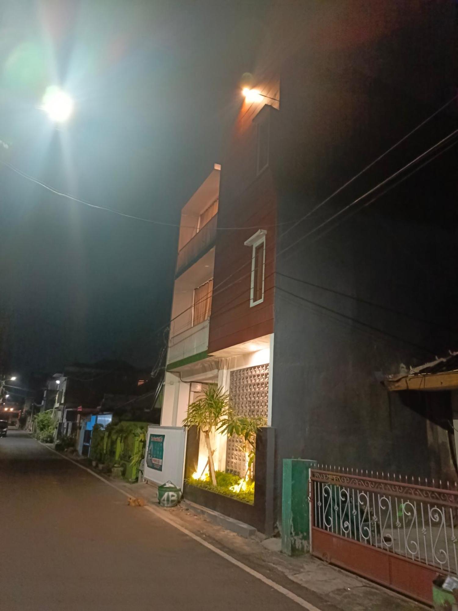 Homestay Kos Bu De 24 *